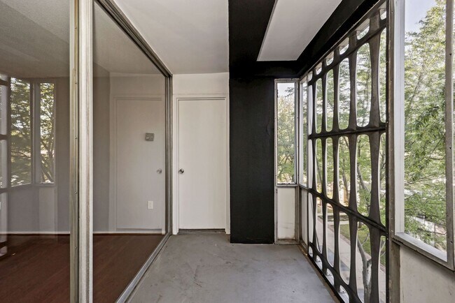 Building Photo - 1 bedroom 1 bathroom Condo in Navy Yard!