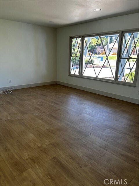 Building Photo - 717 Serpentine Dr