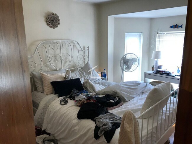 Building Photo - Nicely renovated 3 bed near Oak Square in Brighton.