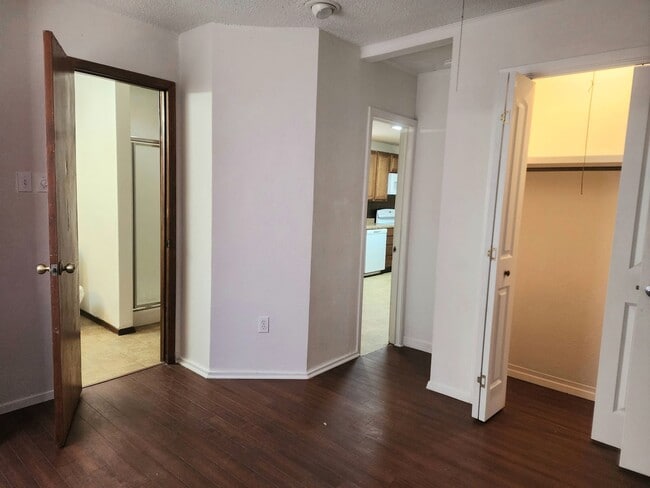 Building Photo - 504 S Avenue B