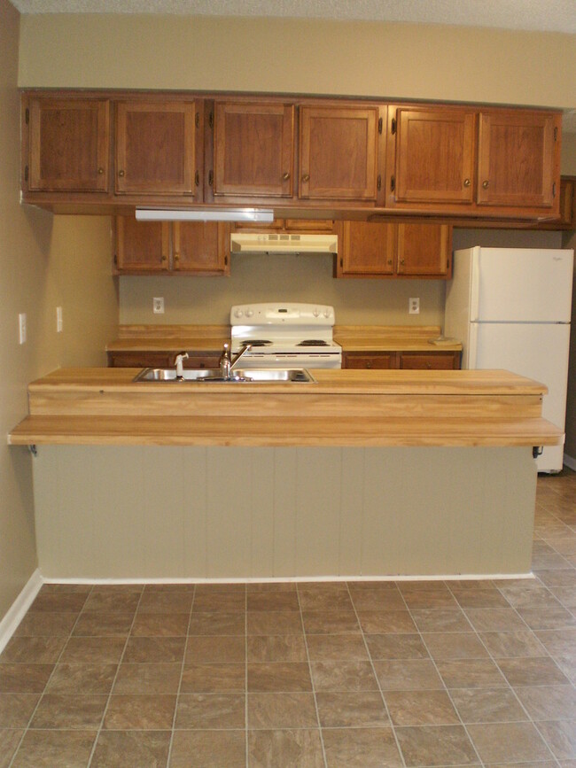 Building Photo - NICE--2 Bedroom 1.5 Bath Townhouse WEST of...