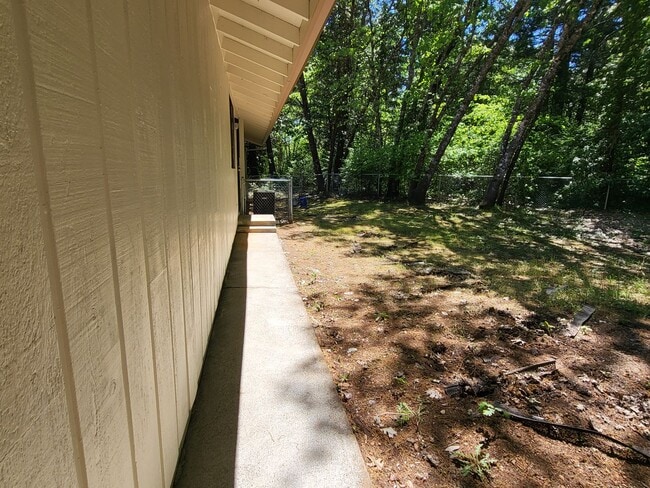 Building Photo - 2 bedroom 2 bath House for Rent in Cave Junction