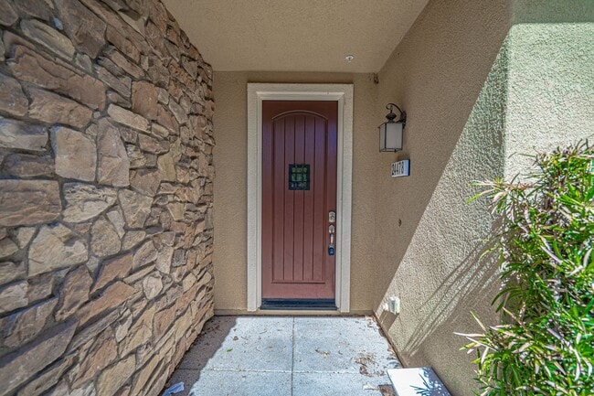 Building Photo - 3 Bedroom Townhome for Rent in Valencia!