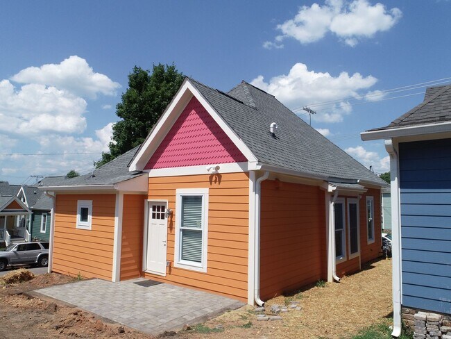 Building Photo - Renovated 5BR/3BA Cottage Near UTK | Walka...