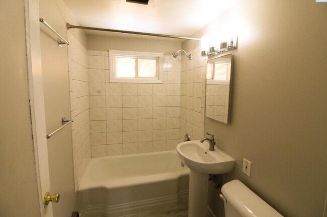 Building Photo - 2 bed, 1 bath home in Kennewick