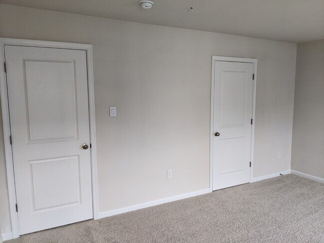 Building Photo - Three level townhouse in The Preserve at Tuscarora Creek community ready by mid September!