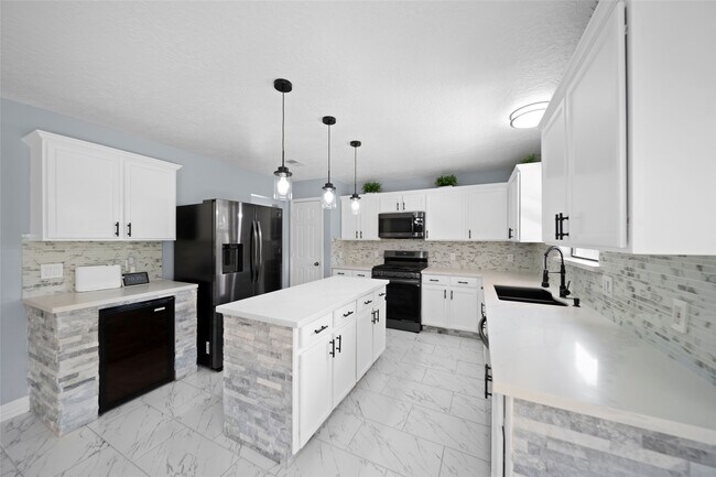 Building Photo - 16307 Split Willow Dr