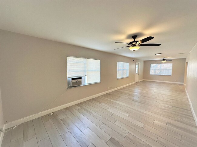 Building Photo - ** CENTRAL NAPLES ** 3 BED + DEN / 2 BATH ** GARAGE - NO HOA! ** ANNUAL RENTAL **