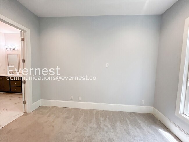 Building Photo - 5-Bed/4-Bath/Voucher Accepted/Available Now!