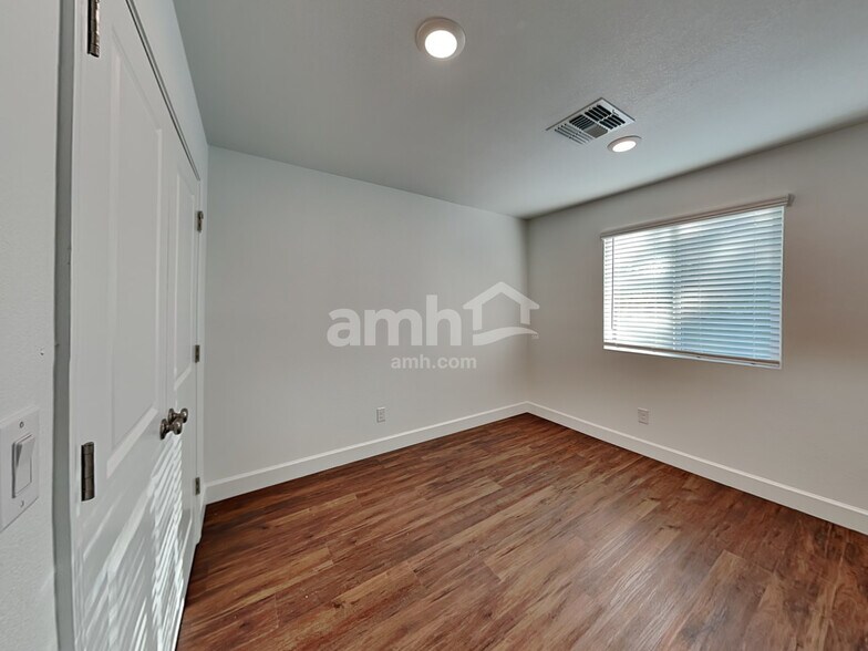 Building Photo - 6627 S 42nd Dr