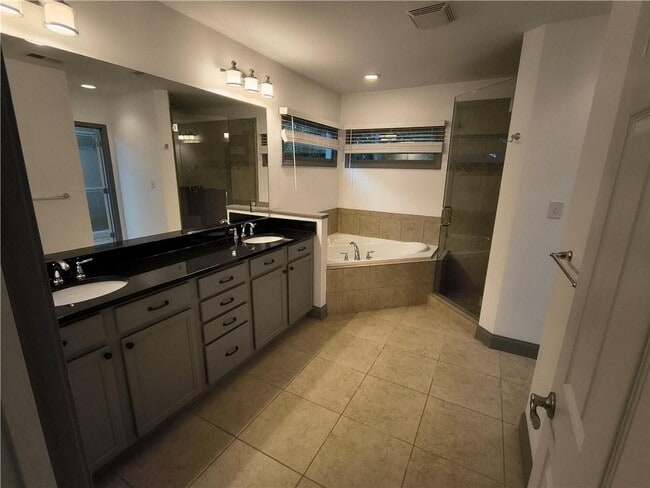 Building Photo - 2221 Melante Dr NE