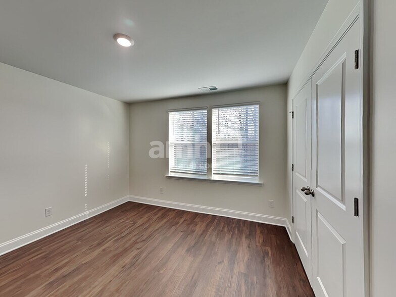 Building Photo - 628 Rivermist Dr