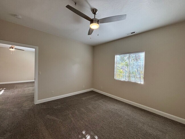 Building Photo - APARTMENT IN GREAT LOCATION FOR RENT!