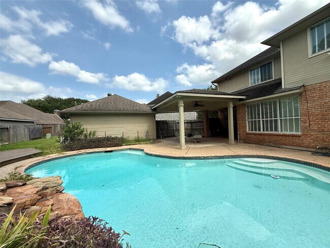 Building Photo - 626 Clarenda Falls Dr