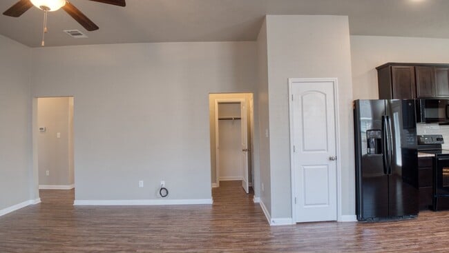 Building Photo - Spacious Single-Family Home Available Now!