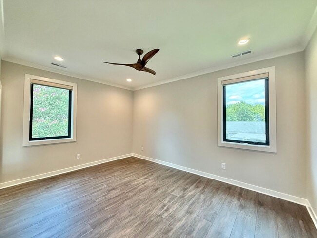 Building Photo - **OFFERING RENT PROMOTION FOR FIRST 6 MONT...