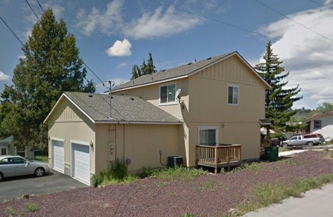 Primary Photo - 2 Bedroom, 1.5 Bathroom - Upstairs/Downsta...