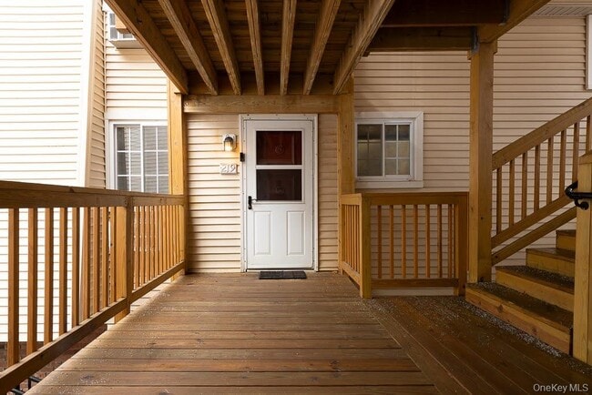 Building Photo - 219 Fox Run Ln