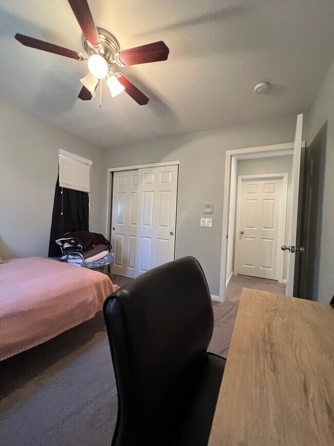 Building Photo - ABSOLUTELY AMAZING! Large 4 bedroom 2 stor...