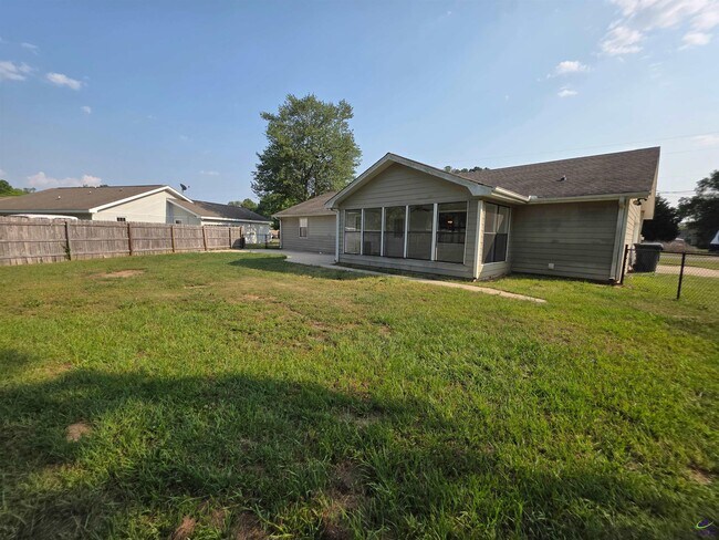 Building Photo - 501 Fieldstone Rd