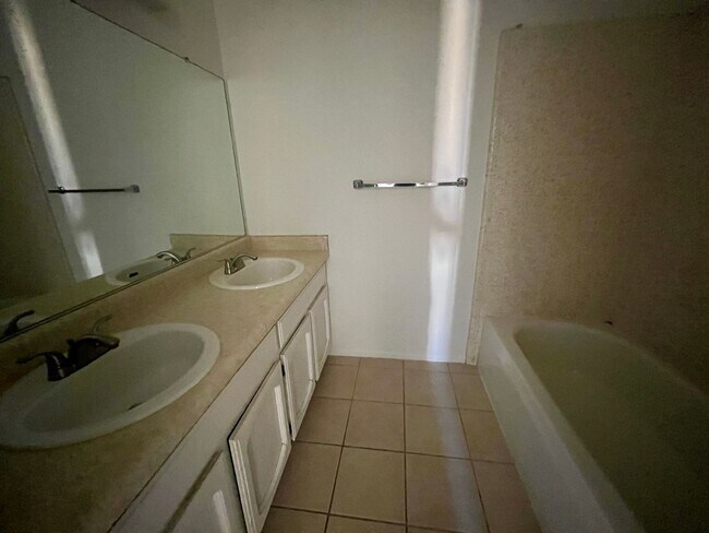 Building Photo - 4207 Calle Barona