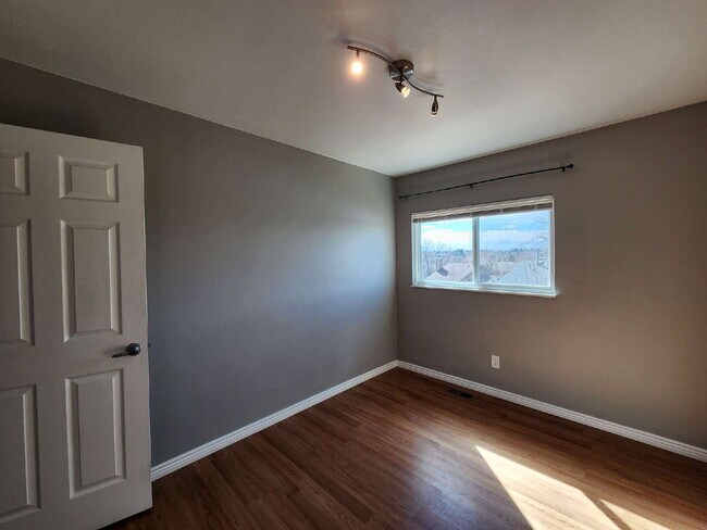 Building Photo - Beautiful 3 Bedroom Home In Great Neighborhood!