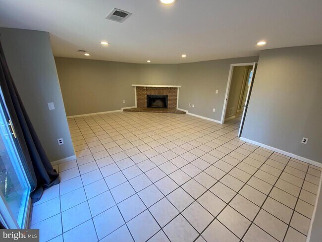 Building Photo - 9400 Candleberry Ct