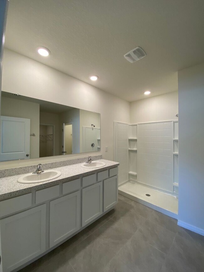Building Photo - Lake Diamond-North - 4/2/2 *Available Now*...