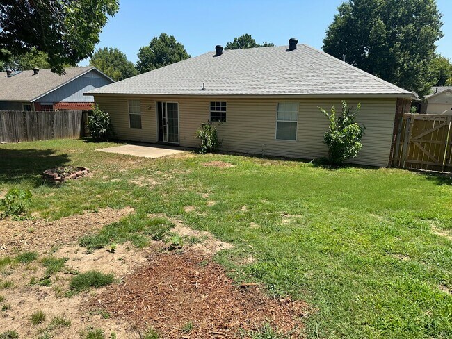 Building Photo - 3-Bed, 2-Bath Home in Central Springdale - Fully Fenced in Backyard and 2x Car Garage!