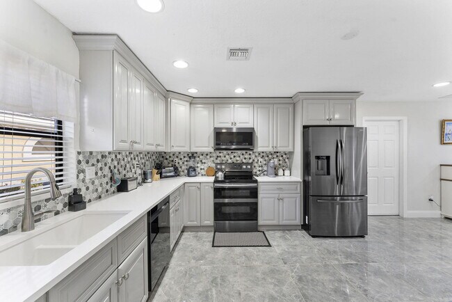 Building Photo - 8103 Covington Ct