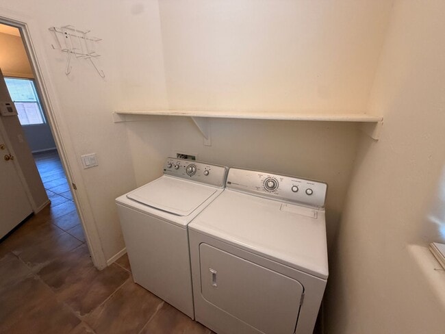 Building Photo - *NEW* Custom Paint/*NO* Carpet 3 BD/2 Bath Spacious Surprise Home!