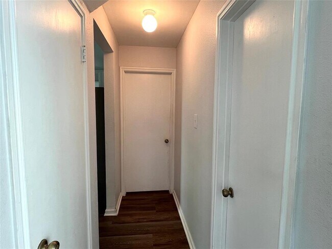 Building Photo - 2423 Glen Field Dr