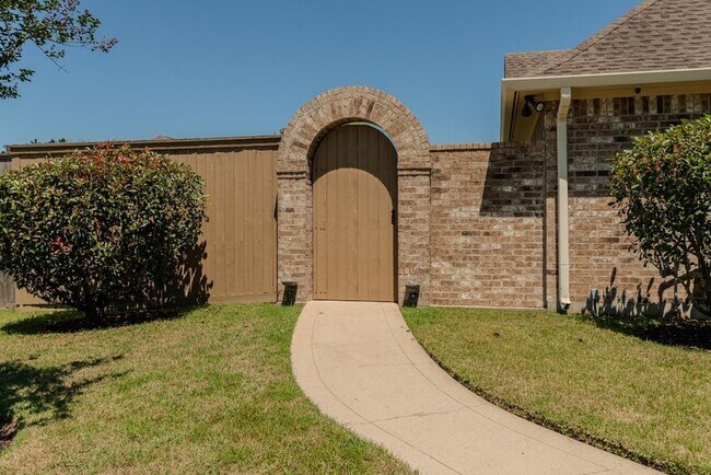 Building Photo - 313 Winding Brook Dr