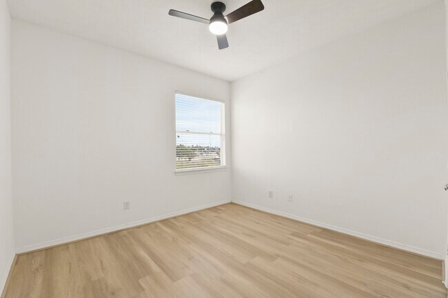 Building Photo - 20910 Sun Creek Dr