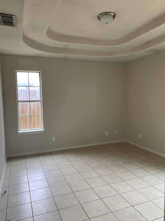 Building Photo - 3709 Nubes Dr
