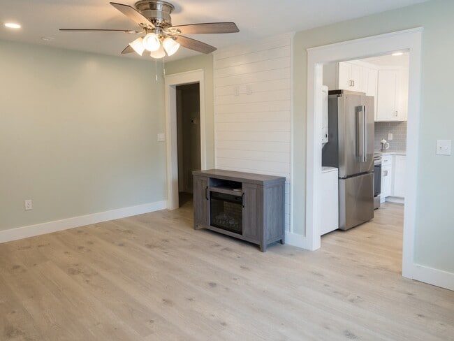 Building Photo - 1123 White Oak Dr
