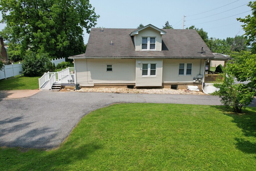 Building Photo - 318 S Watson St