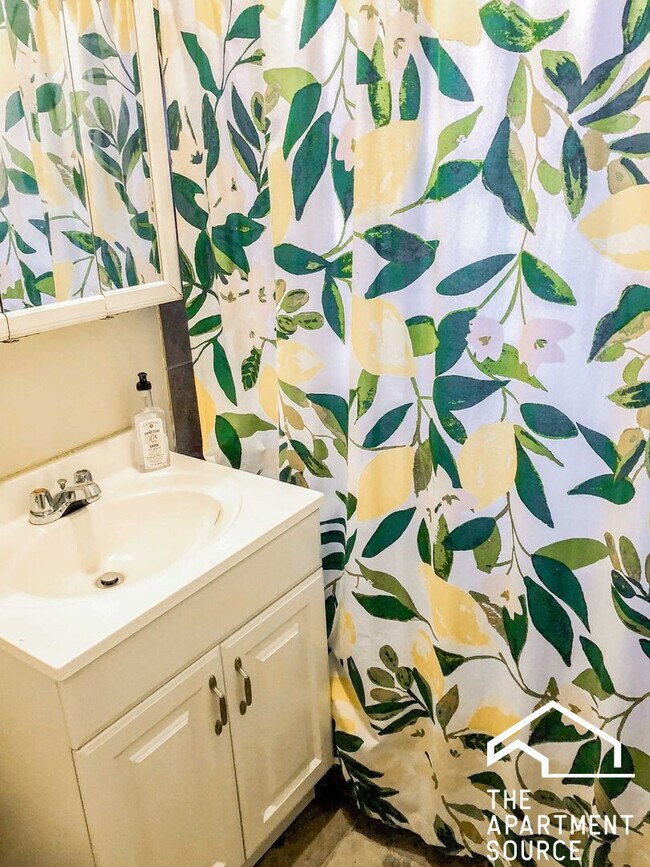 Building Photo - 4857 N Paulina St