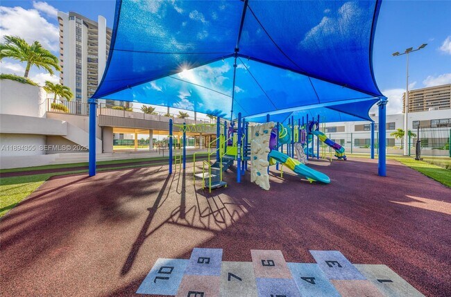 Building Photo - 1800 NE 114th St