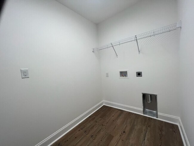 Building Photo - MOVE IN READY