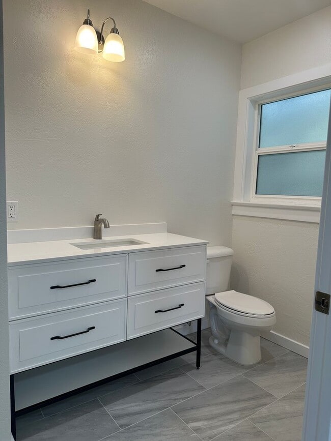 Building Photo - Downtown Craftsman - Live/Work - Zoned Mix...