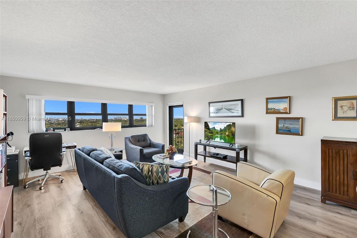 Building Photo - 3200 Port Royale Dr N