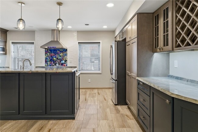 Building Photo - 709 Clyde St