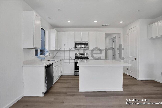 Building Photo - 15474 Hedges Dr
