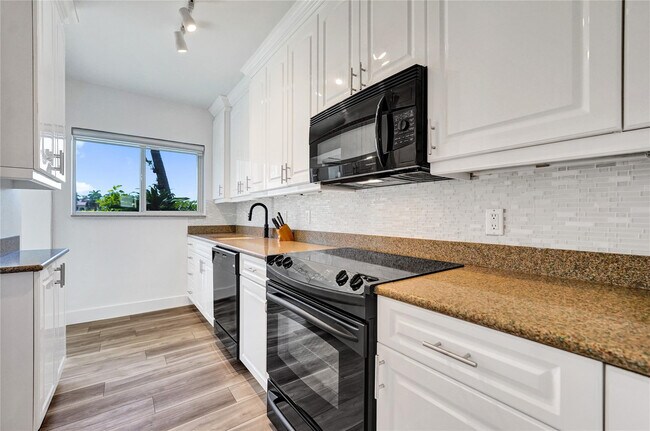 Building Photo - 425 Bayshore Dr