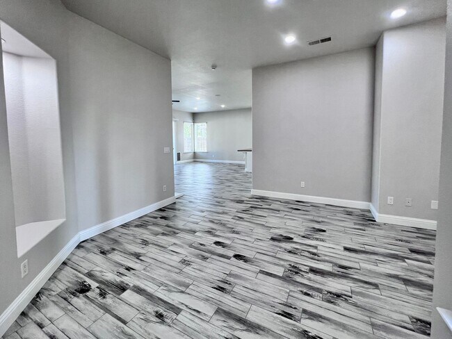 Building Photo - $2,895 Fowler & Church, Spacious 3 Bedroom...