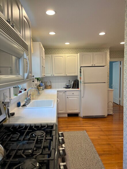 Primary Photo - 52 Mt Vernon St