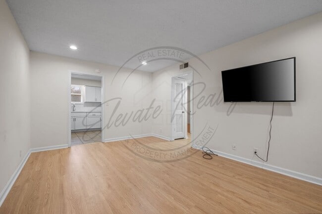 Building Photo - Beautifully updated 2-bedroom, 1-bath first-floor duplex in the heart of Hermitage!