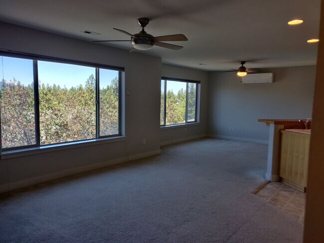 Building Photo - 331 NW Flagline Dr