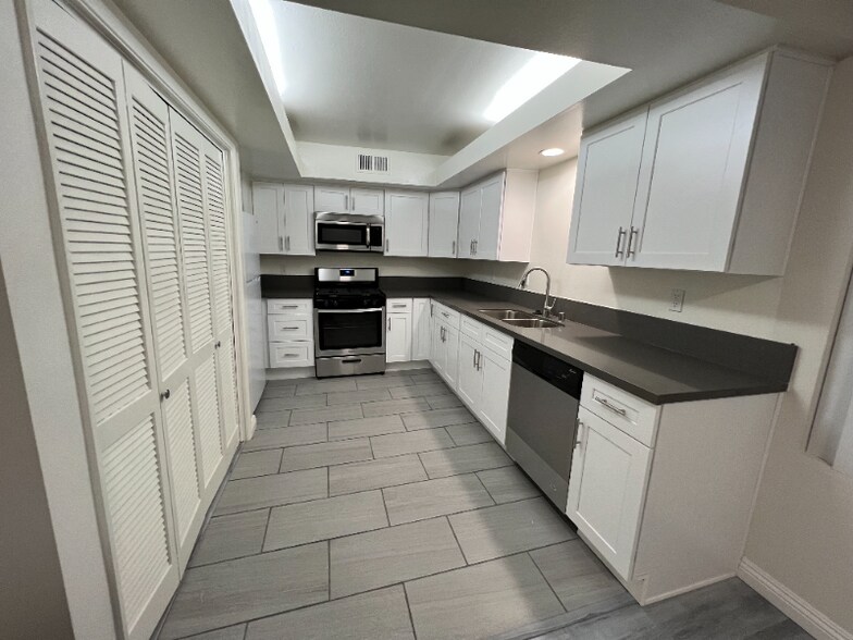 Building Photo - 1600 S Bentley Ave